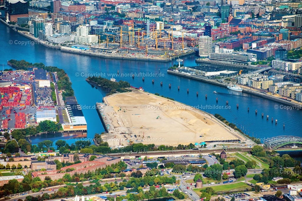 Hamburg_Veddel_Grasbrook_Hafen_ELS_1896220922 | HAMBURG 22.09.2022 Abriß- und Erdarbeiten auf dem Gelände der ehemaligen Logistikzentrum- Ruine Überseezentrum am Schuhmacherwerder - Moldauhafen im Ortsteil Kleiner Grasbrook in Hamburg, Deutschland. Weiterführende Informationen bei: EGGERS Tiefbau GmbH,  HPA Hamburg Port Authority,  Hamburger Hafen und Logistik Aktiengesellschaft. // Demolition work on the site of the former logistics center ruin Ueberseezentrum on Schuhmacherwerder - Moldauhafen in the district Kleiner Grasbrook in Hamburg, Germany. Further information at: EGGERS Tiefbau GmbH,  HPA Hamburg Port Authority,  Hamburger Hafen und Logistik Aktiengesellschaft. Foto: Martin Elsen