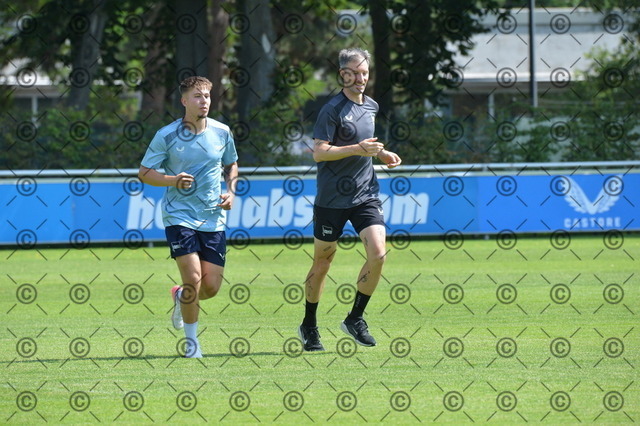 RGE_9882 | Hertha BSC, 2.Bundesliga, Herren, Fußball, Training auf dem Schenckendorffplatz, Montag 03.08. 2026, Saison 2026/27,  im Bild von li. Gustav Christensen (Hertha BSC ), Hendrik Vieth, Athletiktrainer Reha ( Hertha BSC ),   Fotograf: Ralf Gebhardt - Realisiert mit Pictrs.com