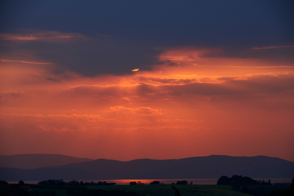 Sonnenaufgang ueber umbrische Landschaft | Pozzuolo, Italien - September 10, 2016: Sonnenaufgang ueber umbrische Landschaft. - Realisiert mit Pictrs.com