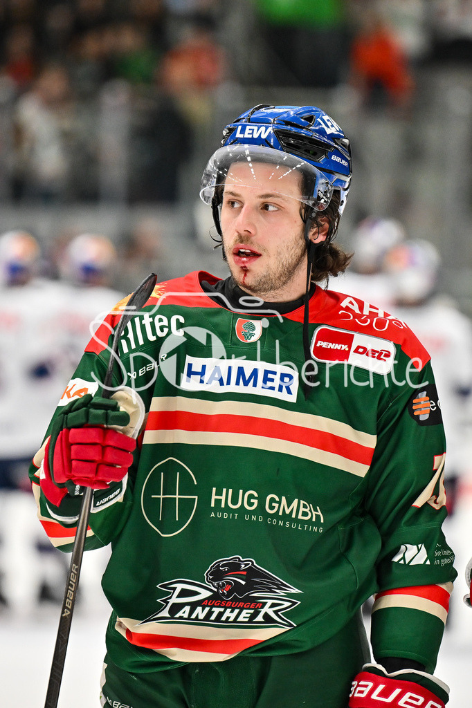Augsburger Panther - EHC RB München | AUGSBURG, DEUTSCHLAND - 27. FEBRUAR: Der im Gesicht getroffene Riley DAMIANI (Augsburger Panther 19) blutet / Verletzt / Blut nach dem Match zwischen den Augsburger Panthern und dem EHC RB München am 46. Spieltag der Penny DEL im Curt Frenzel Stadion