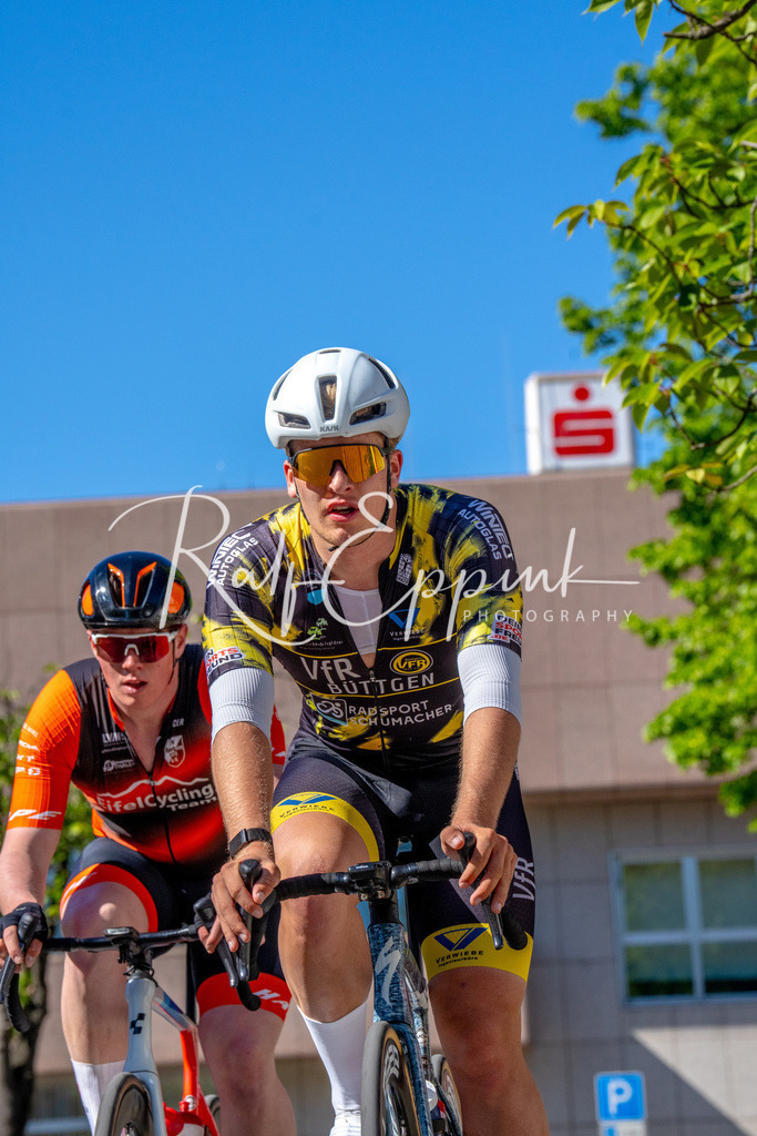 Spurt in den Mai 2026 - Großer Preis der Sparkasse Neuss | Annual one-day road cycling race "Großer Preis der Sparkasse Neuss" held in Büttgen, Germany, organized by VfR Büttgen 1912 e.V. The event features multiple races across all age categories from U11 youth to Elite men. - Realisiert mit Pictrs.com