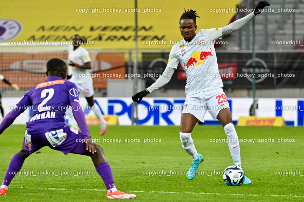 Austria Klagenfurt vs. FC Red Bull Salzburg | #2 Solomon Owusu Bonnah Austria Klagenfurt, #29 Daouda Guindo FC Red Bull Salzburg, Austria Klagenfurt vs. FC Red Bull Salzburg, Austria Klagenfurt vs. FC Red Bull Salzburg am 24.04.2024 in Klagenfurt (Wörthersee Stadion ), Austria, (Photo by Bernd Stefan)