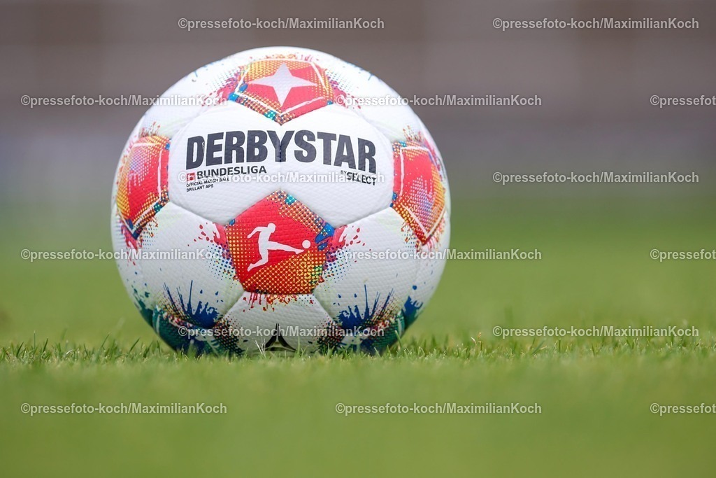 1FC12072501062 | 12.07.2025, Fußball, SV Bergisch Gladbach 09 - 1. FC Köln, Testspiel, BELKAW-Arena, Saison 2025 2026: Nahaufnahme offizieller Spielball der 1. Fußballbundesliga Bundesliga Derbystar Select mit Logo Emblem der BLDFB regulations prohibit any use of photographs as image sequences and or quasi-video.