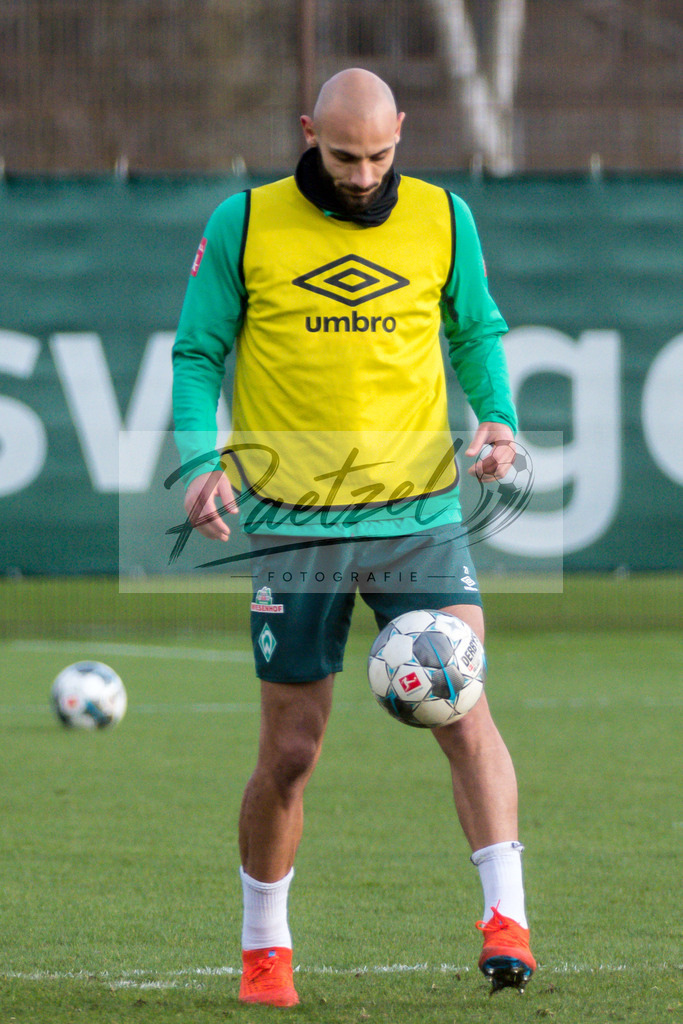 20200218_TRASVW_0019 | Fussball, Herren: Oemer Toprak (Werder Bremen) in Aktion, am Ball, Einzelaktion waehrend der Trainingseinheit des SV Werder Bremen auf dem wohninvest Weserstadion Trainingsplatz am 18.02.2020 in Bremen, Deutschland. - Realisiert mit Pictrs.com