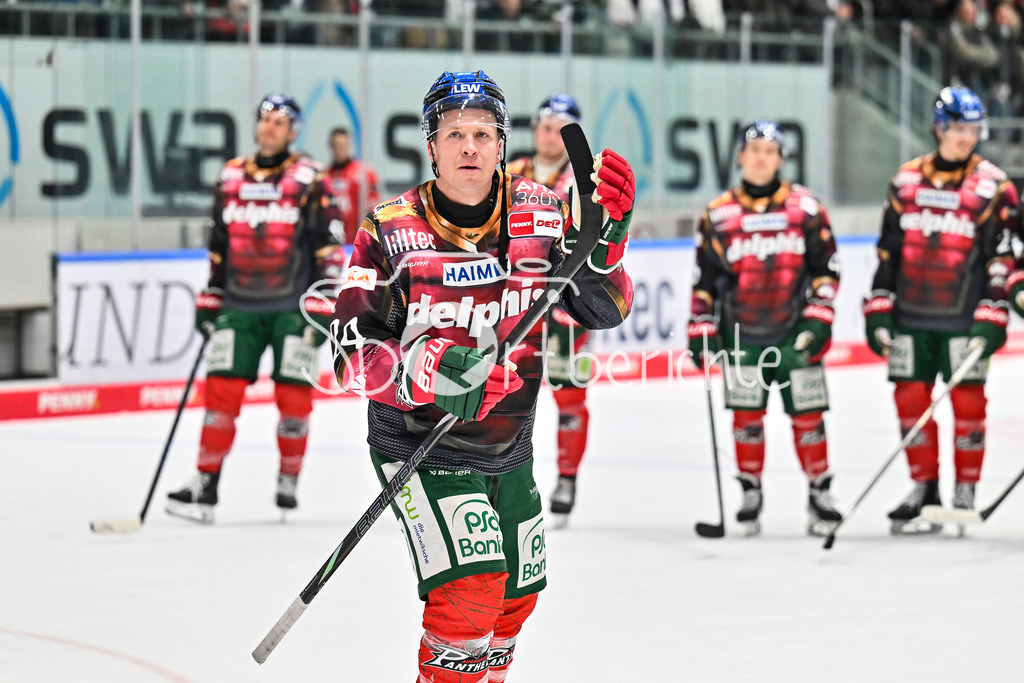 Augsburger Panther - Dresdner Eislöwen | AUGSBURG, DEUTSCHLAND - 06. MÄRZ: die Spieler der Panther feiern zusammen mit den Fans den Heimsieg gegen Dresden nach dem Match zwischen den Augsburger Panthern und den Dresdner Eislöwen am 49. Spieltag der Penny DEL im Curt Frenzel Stadion / T. J. TREVELYAN (Augsburger Panther 24)