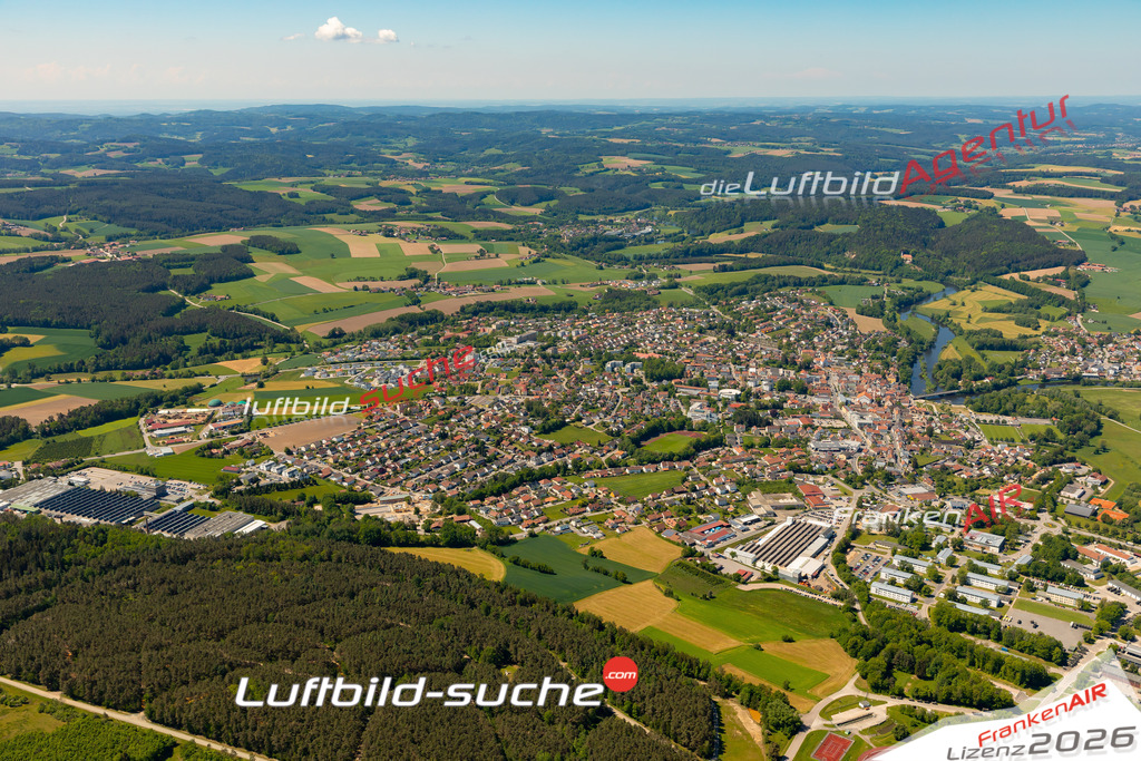 Das Luftbild zeigt :  Roding - Die Luftaufnahme wurde 2024 vom UL-Flugzeug aus erstellt ( keine Drohne ) - Hochauflösende Luftaufnahme - Für grossformatige Ausdrucke geeignet. Die Geschenkidee !Mit Lizenz und Bildrechte bestellbar