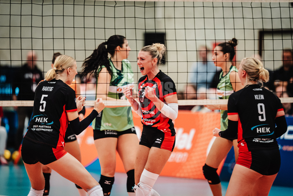 Volleyball | Frauen | Saison 2025/2026 | Volleyball Bundesliga | ETV Hamburger Volksbank Volleys vs. Ladies in Black Aachen | 29.10.2025 | Lina Köster (#3, ETV Hamburger Volksbank Volleys) jubelt