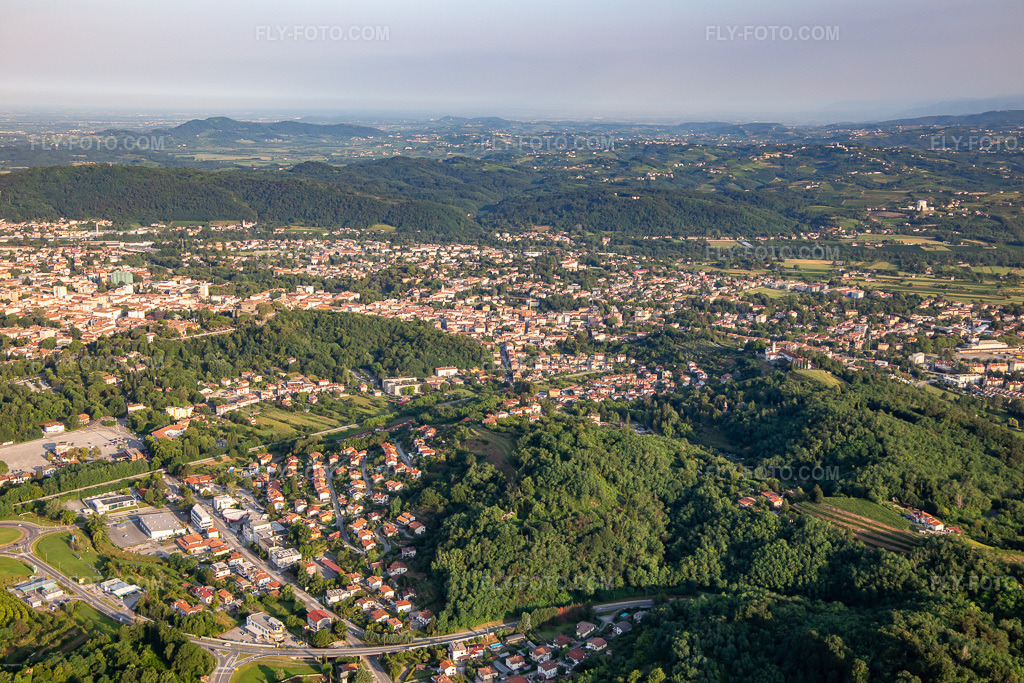 Aerial view: View of the town in the district Pristava in Nova Gorica in the state Slovenia, Slovenia. – Photo: IMG_137624.jpg taken on 07/16/2023 by Werner Riehm/FLY-FOTO.com – Resolution of the original: 5472 x 3648 px