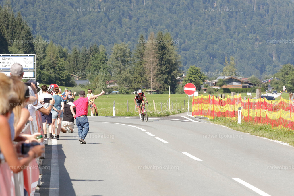 1187_20230817_Bewerb_Maenner_Muehlanger | AUT - OESTERREICH, 2023-08-16: SPORT RENNRAD-FAHREN - 55. INTERNATIONALER RADWELTPOKAL IN ST. JOHANN IN TIROL  - Vintage-Radrennen mit WM-Bronze-Medaillen-Siegerin Christina Schweinberger, den Teilnehmer und Alexander Baumann (vom Orginastions-Team) - TAG 2 BEWERB MAENNER IN SECHS GRUPPEN  ; Foto: Roland Muehlanger