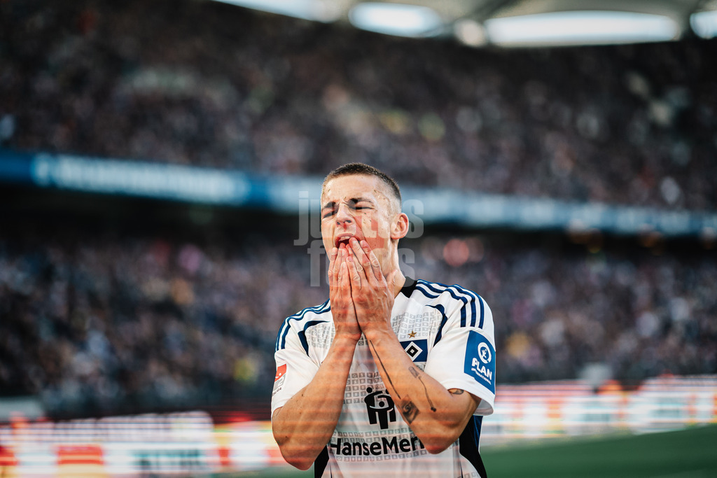 Fußball | Männer | Saison 2024/2025 | 2. Fußball-Bundesliga | 7. Spieltag | Hamburger SV vs. SC Paderborn 07 | 28.09.2024 | Miro Muheim (#28, HSV) ärgert sich