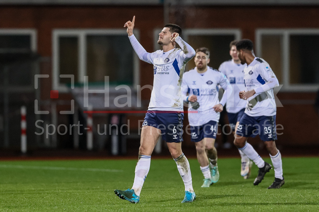 Fussball, Regionalliga Nord, SV Werder Bremen II - VfB Oldenburg | v.li.: Torschütze Adem Podrimaj (VfB Oldenburg, 6) mit Torjubel, Jubel, jubeln, jubelt, optimistisch, Spielszene, Highlight, Freude über das Tor zum 0:1