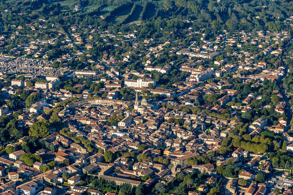Aerial view: Vieux Ville in the district Partie Nord Est in Saint-Rémy-de-Provence in the state Bouches du Rhone, France.Photo: IMG_129622.jpg taken on 09/23/2021 by Werner Riehm/FLY-FOTO.comResolution of the original: 5472 x 3648 px