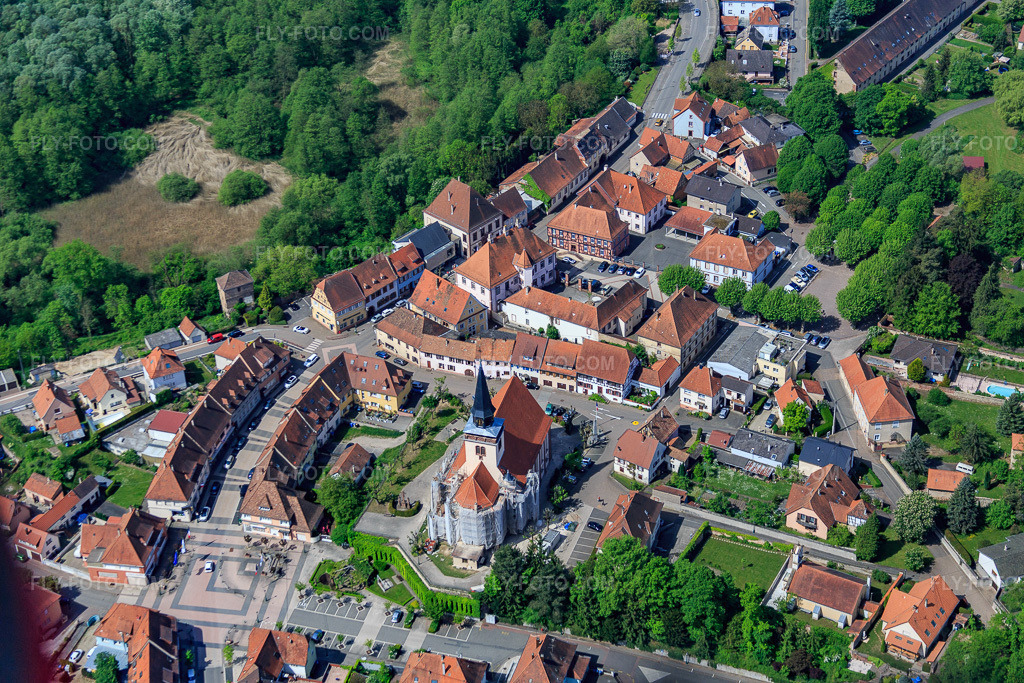 Aerial view: Église de la Trinité de Lauterbourg and Pl. de la Republique in the district Neulauterburg in Lauterbourg in the state Bas-Rhin, France. – Photo: IMG_078626.jpg taken on 05/08/2015 by Werner Riehm/FLY-FOTO.com – Resolution of the original: 5472 x 3648 px