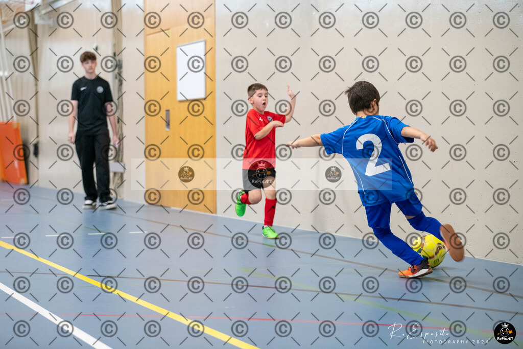 20241124_FCR-Hallenturnier-G_1_109 | Sport und Naturfotografie von Roberto Esposito zeigt echte Momente Bewegung und die Schönheit der Natur. Ausdrucksstarke Bilder schaffen Emotionen.
