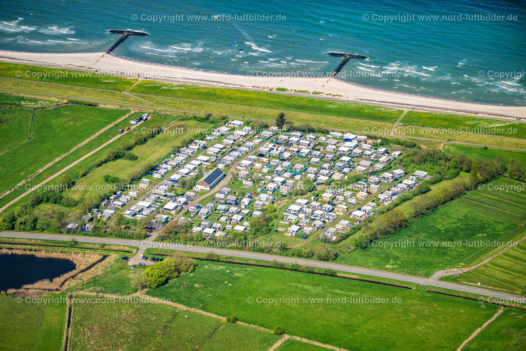 Schönberger_Strand_Campingplatz_Hasselkrug_ELS_0387010524 | SCHöNBERG 01.05.2024 Campingplatz mit Wohnwagen und Zelten im Küstenbereich " Campingplatz Hasselkrug oHG " an der Straße Promenade in Schönberg im Bundesland Schleswig-Holstein, Deutschland. // Campsite with caravans and tents in the coastal area " Campingplatz Hasselkrug oHG " on street Promenade in Schoenberg in the state Schleswig-Holstein, Germany. Foto: Martin Elsen