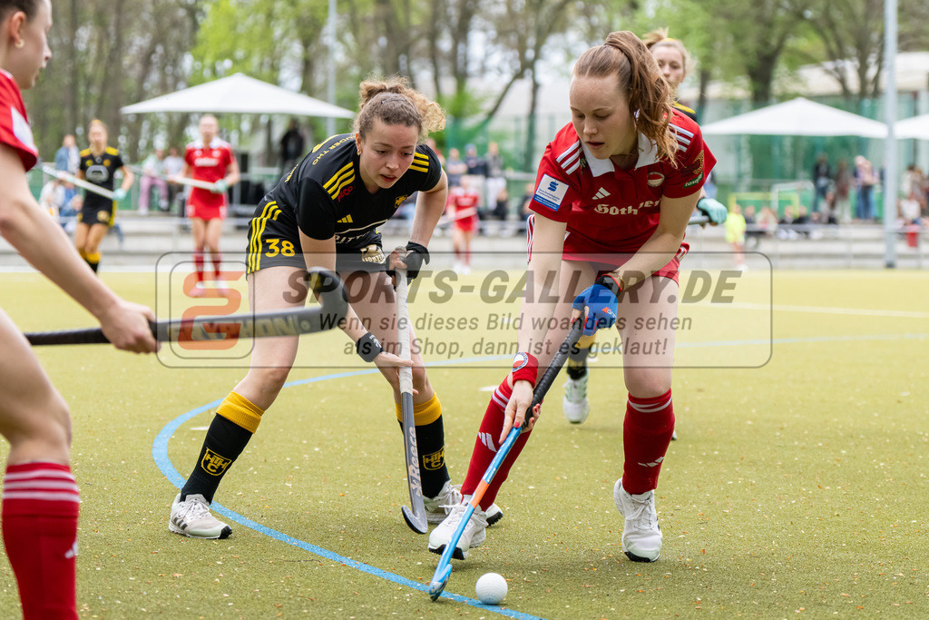 HK_20240407_100120 | 1. Bundesliga Hockey Damen Rot-Weiss Köln - Harvestehuder THC am 7.4.2024 Rot-Weiss Köln, Köln , Marisa Martin Pelegrina ( Harvestehuder THC #38 ) , Antonia Lonnes ( Rot-Weiss Köln #22 )