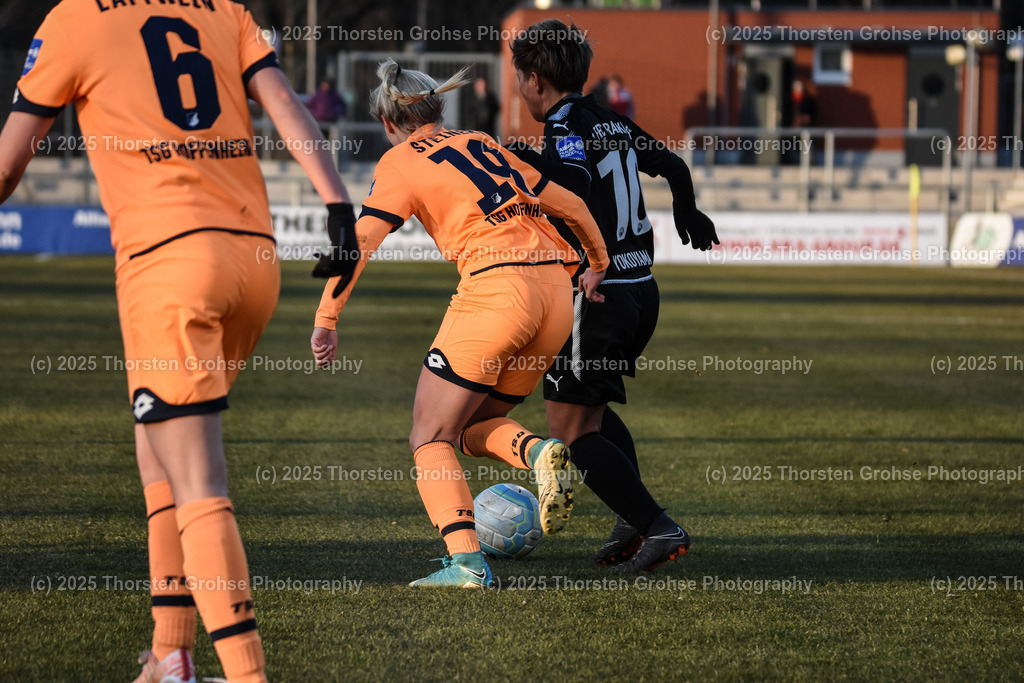 Fussball-BL Frauen 1. FFC Frankfurt vs. TSG 1899 Hoffenheim | Judith Steinert #19 (TSG 1899 Hoffenheim), Yokoyama Kumi #10 (1.FFC Frankfurt); Fussball-BL Frauen 1. FFC Frankfurt vs. TSG 1899 Hoffenheim, Fussball-Bundesliga Frauen am 24.02.2018 im Stadion am Brentanobad in Frankfurt/Main, (Deutschland) - Realisiert mit Pictrs.com