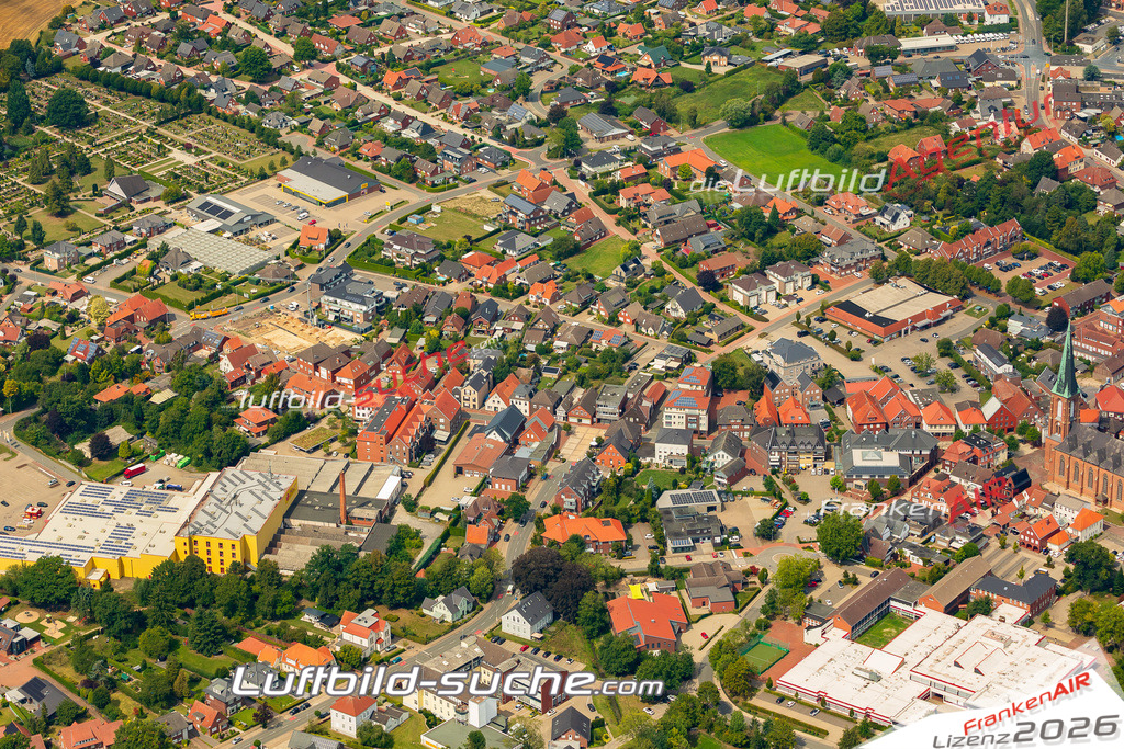 Luftbild der Stadt Dinklage - Die Luftaufnahme wurde 2025 vom UL-Flugzeug heraus erstellt ( keine Drohne ) - Hochauflösende Luftaufnahme - für professionelle Ausdrucke geeignet. Die Geschenkidee !Hier alle&nbsp;Infos zur Lizenzierung der LuftaufnahmeWir fliegen auch dieses Jahr wieder in Ihre Region um Luftbilder zu erstellen.- Luftbild anfragen