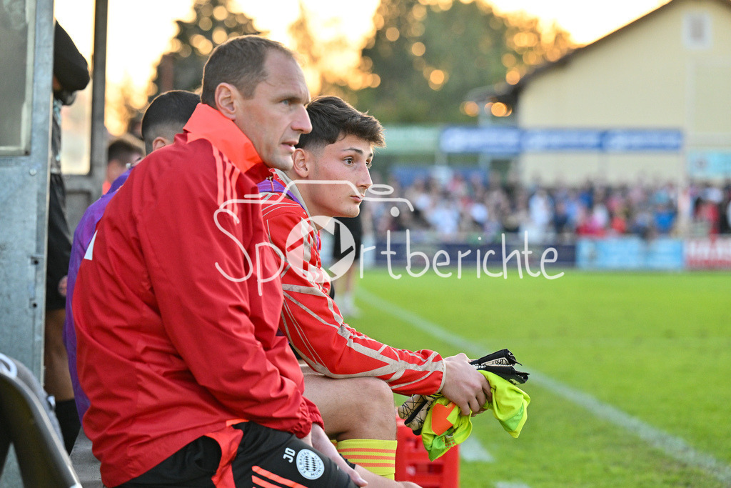 SpVgg Hankofen-Hailing - FC Bayern Amateure | im Bild FC Bayern Amateure Torwarttrainer Jaroslav DROBNY und Hannes HEILMAIR (FC Bayern München II #18) auf der Bank / Regionalliga Bayern: SpVgg Hankofen-Hailing - FC Bayern München II, Maierhofer-Bau Stadion am 20.09.2024