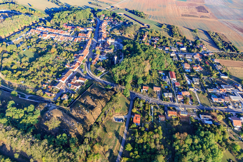 Luftbild: Ortsansicht von Südosten in Villey-le-Sec im Bundesland Meurthe-et-Moselle in Frankreich. – Foto: IMG_118098.jpg vom 15.09.2019 durch Werner Riehm/FLY-FOTO.de – Auflösung des Originals: 5472 x 3648 px