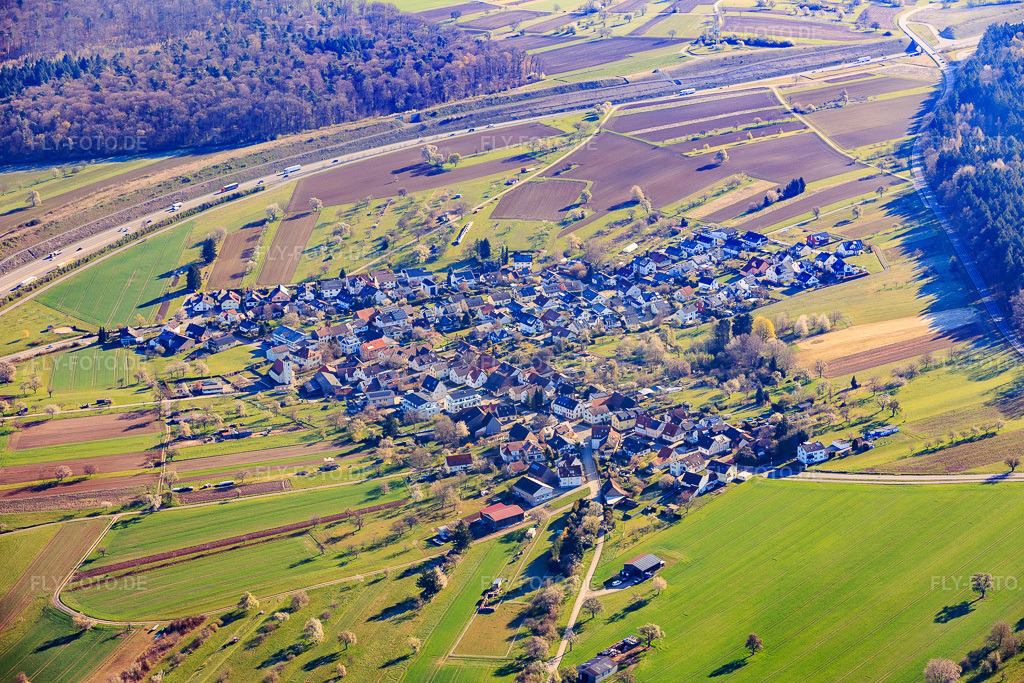 Luftbild: Dorfansicht diesseits der A8 im Ortsteil Obermutschelbach in Karlsbad im Bundesland Baden-Württemberg in Deutschland. Foto: IMG_153984.jpg vom 02.04.2026 durch Werner Riehm/FLY-FOTO.deAuflösung des Originals: 6000 x 4000 px