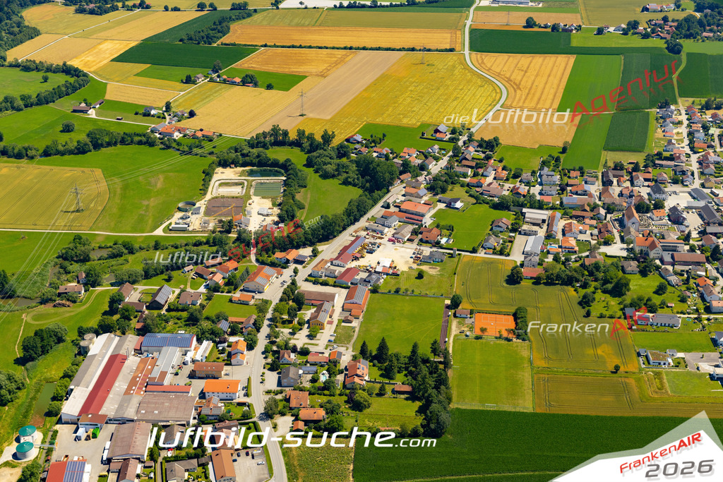 Aktuelles Luftbild von  Roßbach - Die Luftaufnahme wurde 2022 mittels UL-Flugzeug erstellt ( keine Drohne ) - hochauflösende Kamera-Systeme von  Canon -Beste Qualität - Für grossformatige Ausdrucke geeignet. Die Geschenkidee !