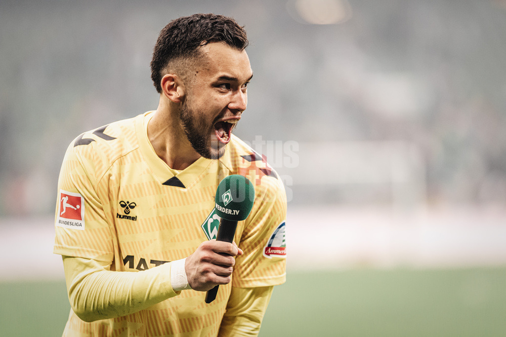 Fußball | Männer | Saison 2025/2026 | 1. Fußball-Bundesliga | 30. Spieltag | SV Werder Bremen vs. Hamburger SV | 18.04.2026 | Mio Backhaus (#30, SV Werder Bremen) heizt die Fans nach dem Sieg ein Jubel Emotionen