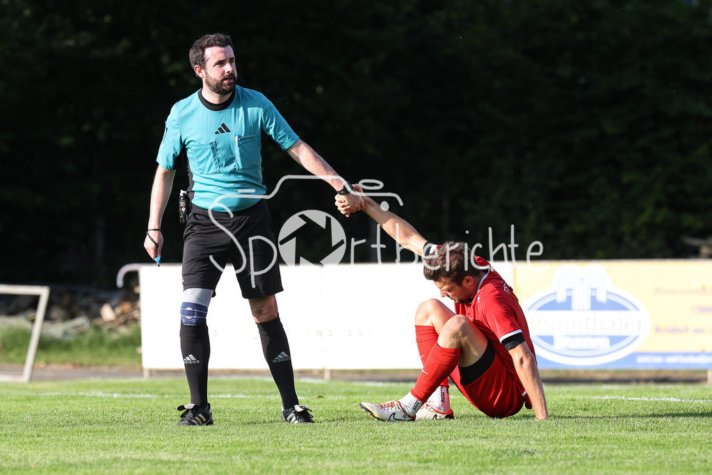 VfR Neuburg - TSV Hollenbach | Schiedsrichter Patrick BEUTMILLER und Hollenbach #5