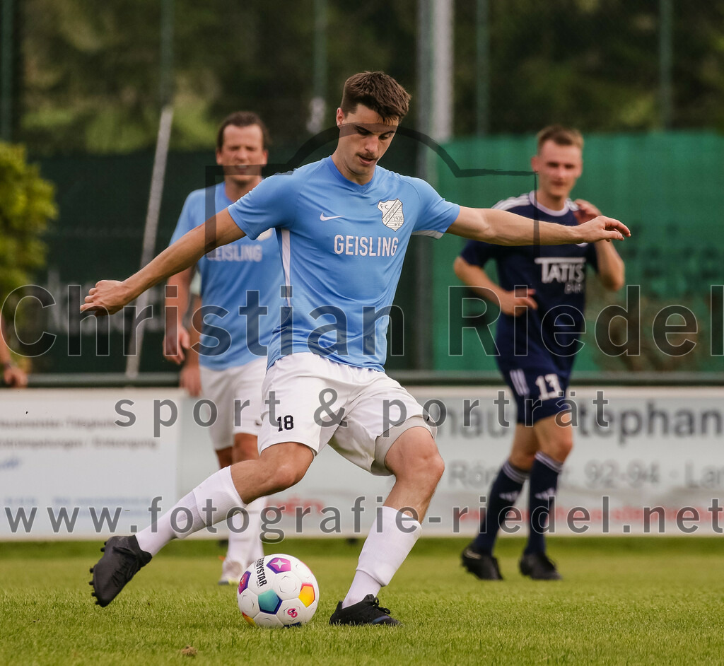 2023-08-26_110_FC_Langengeisling_gegen_TuS_Raubling | Erding, Deutschland, 26.08.2023:
Fußball, Bezirksliga Oberbayern Ost 2023 / 2024, 6. Spieltag, FC Langengeisling gegen TuS Raubling, Endergebnis: 2:0

Paul Bucher (FC Langengeisling, #18)

Foto: Christian Riedel / fotografie-riedel.net