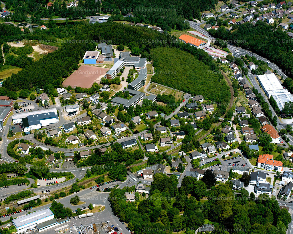 2632305 | MEINERZHAGEN 25.08.2016 Wohngebiet der Mehrfamilienhaussiedlung an der Eduard-Fittig-Straße in Meinerzhagen im Bundesland Nordrhein-Westfalen, Deutschland. // Residential area of the multi-family house settlement on street Eduard-Fittig-Strasse in Meinerzhagen in the state North Rhine-Westphalia, Germany. Foto: Gerhard Launer