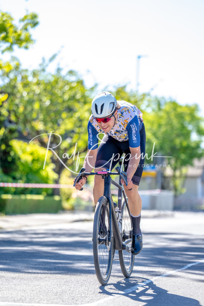 Spurt in den Mai 2026 - Großer Preis der Sparkasse Neuss | Annual one-day road cycling race "Großer Preis der Sparkasse Neuss" held in Büttgen, Germany, organized by VfR Büttgen 1912 e.V. The event features multiple races across all age categories from U11 youth to Elite men. - Realisiert mit Pictrs.com