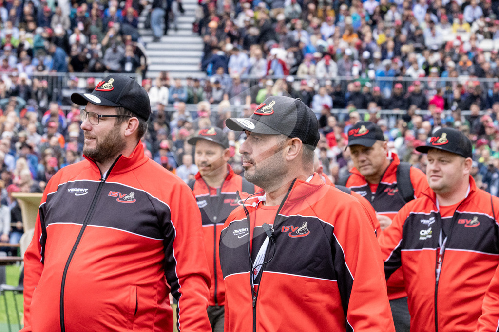 ESAF2025_Einzug_4387 | Die Schwinger des Schwyzer Kantonalen Schwingerverbandes: Fotos, die Dynamik und Leidenschaft festhalten, sowie emotionale Momente aus dem traditionellen Schwingsport zeigen. - Realisiert mit Pictrs.com