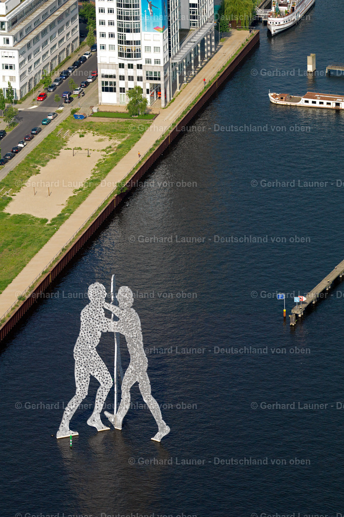 2790425 | Der Molecule Man ist ein Berliner Monumentalkunstwerk, das im Mai 1999 von dem amerikanischen Bildhauer Jonathan Borofsky geschaffen wurde. Es handelt sich um eine Drei-Personen-Skulptur, die in der Spree zwischen Elsenbrücke und Oberbaumbrücke nahe dem Schnittpunkt der drei Ortsteile Kreuzberg, Alt-Treptow und Friedrichshain aufgestellt wurde.