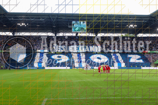 MSV Duisburg vs VfB Stuttgart II - 3. Liga | Duisburg, Deutschland, 02.08.25:   die Choreo vom MSV Duisburg und MSV Duisburg und VfB Stuttgart II bilden einen Teamkreis waehrend des Spiels der 3. Liga MSV Duisburg vs VfB Stuttgart II in der schauinsland-reisen-arena(Foto von Brauer-Fotoagentur / Adrian Schlueter)