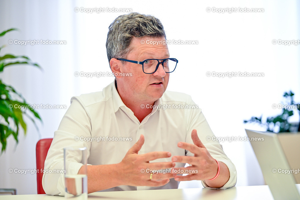 LR Michael Lindner (SP)_ 02.09.2024-12 | 02.09.2024, Linz, AUT, LR Michael Lindner (SP) im Bild LR Michael Lindner (SP,  Landesparteivorsitzender SPOE OE) waehrend eines Interview in seinem Buero in Linz
