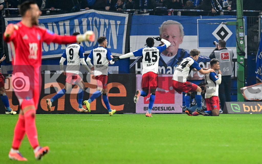 KBS Picture_HSV-Dortmund_078 | HSV Torjubel zum 1:1 v.l. Heuer Fernandes Daniel (HSV) , Glatzel Robert (HSV) , Mikelbrencis William (HSV) , Balde Fabio (HSV) , Vuskovic Luka (HSV) und der Torschuetze Koenigsdoerffer Ransford-Yeboah (HSV) ,Sportplatz :  Volksparkstadion, - Realisiert mit Pictrs.com