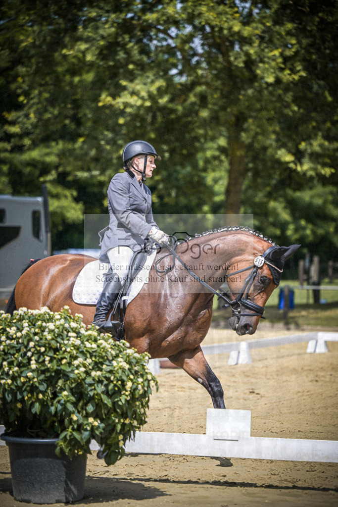 DOS_0557 | Entdecke hochwertige Reitturnierfotos von Foto Oger. Professionell, emotional und authentisch – jetzt Lieblingsmomente im Shop bestellen.Deutschlandweite Turnierfotografie. - Realisiert mit Pictrs.com