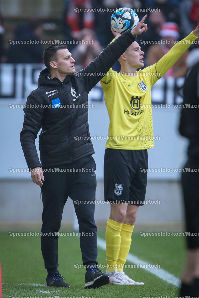 RWE3Liga17022401127 | 17.02.2024, Essen, Fußball, bwin 3. Liga Herren, Stadion an der Hafenstraße, 24. Spieltag Saison 2023 2024, Rot-Weiss Essen – SSV Ulm 1846:  Trainer Thomas Wörle (SSV Ulm 1846). 
DFB regulations prohibit any use of photographs as image sequences and or quasi-video.