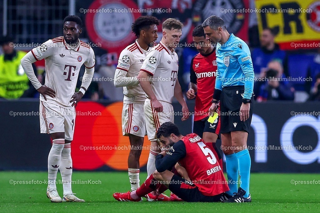 UCL11032502333 | 11.03.2025, Fußball, UEFA Champions League, Bayer 04 Leverkusen - FC Bayern München, Achtelfinale Rückspiel, BayArena, Saison 2024 2025: Mario Hermoso Canseco (Bayer04 Leverkusen #5) sitzt verletzt mit Schmerzen auf dem Spielfeld VerletzungDFB regulations prohibit any use of photographs as image sequences and or quasi-video.