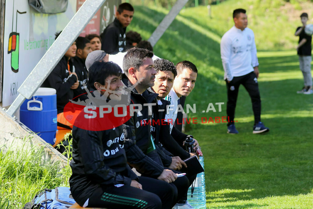 AUSTRIA U15 - MEXICO U15 | Alberto Rodríguez (Trainer Mexico) ; AUSTRIA U15 - MEXICO U15 am 29.04.2022 in Arnoldstein
(Sportplatz), AUSTRIA, (Photo by Ernst Krawagner sport-fan.at) - Realisiert mit Pictrs.com