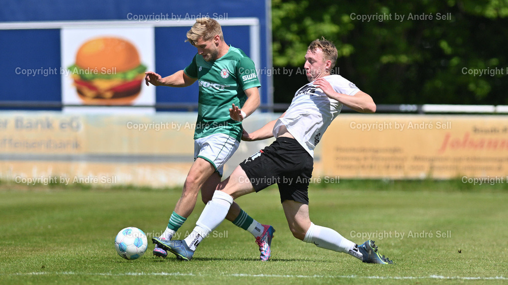 Eckernförder SV vs PSV Neumünster | Timo Bamler (ESV #16) / Nils Drauschke (PSV #8) / Fußball-Oberliga Männer 2024/2025 / Eckernförder SV vs PSV Neumünster / Stadtwerke-Arena / Eckernförde / 17.05.25 - Realisiert mit Pictrs.com