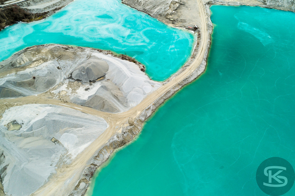 Zugefrorene Kiesgrube aus der Luft – Faszinierende Winterlandschaft als Drohnenaufnahme | Beeindruckende Luftaufnahme einer zugefrorenen Kiesgrube im Winter. Die Drohnenfotografie zeigt türkisblaues Eis und abstrakte Naturmuster aus der Vogelperspektive – einzigartige Winterlandschaft von oben. - Realisiert mit Pictrs.com