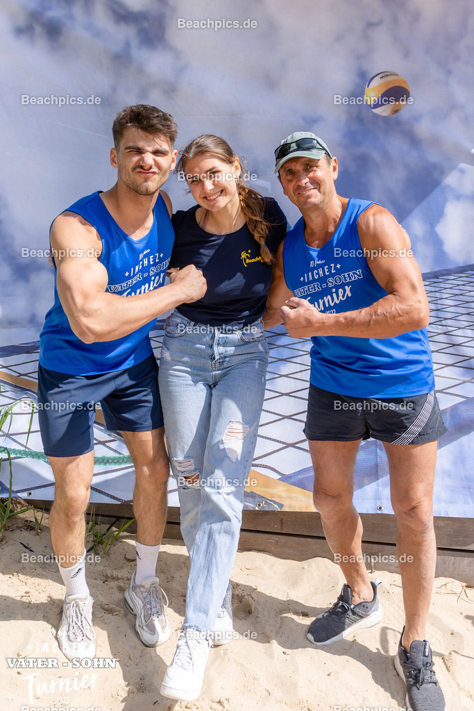 2022-00063192-Vater-Sohn-Turnier-Teamfotos-2 | 26.05.2022; Berlin Foto: Gerold Rebsch - www.beachpics.de