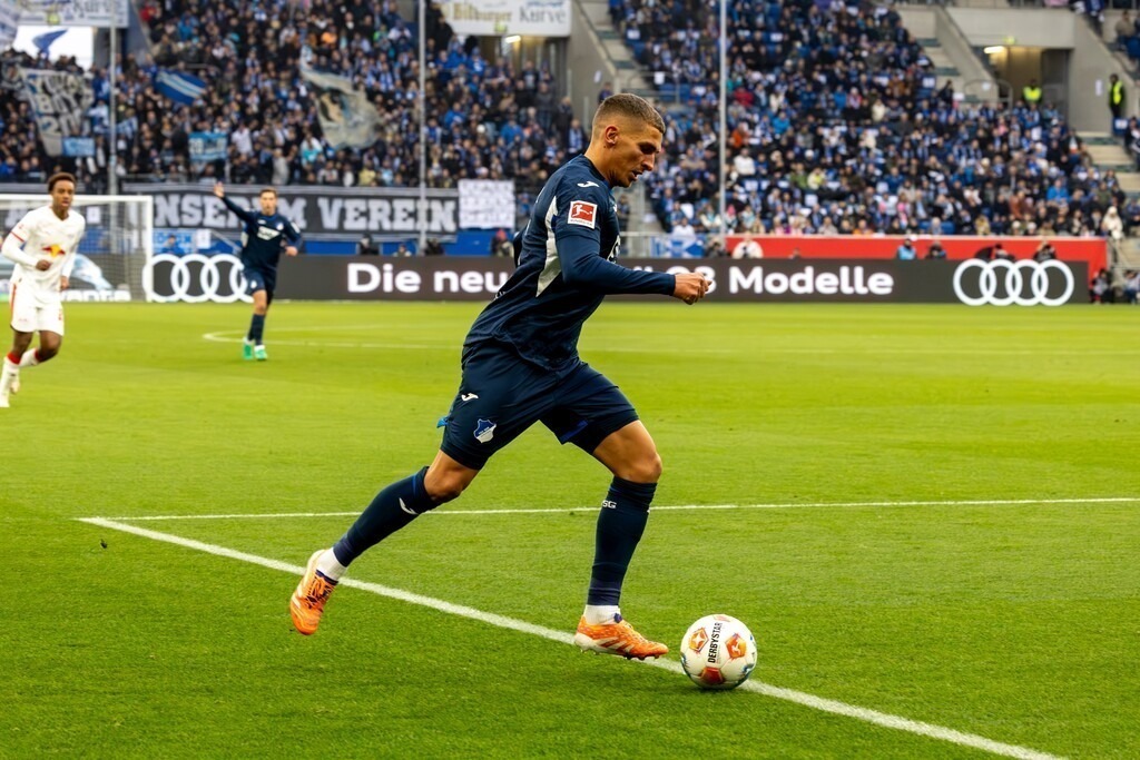 Fußball Bundesliga, Saison 2025/26, 10. Spieltag: TSG Hoffenheim gegen RB Leipzig | Fußball Bundesliga, Saison 2025/26, 10. Spieltag: TSG Hoffenheim gegen RB Leipzig***Bild: Grischa Prömel (6, Hoffenheim) - Realisiert mit Pictrs.com