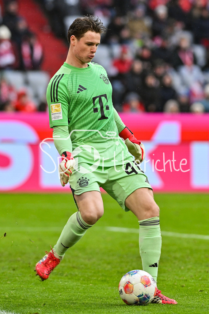 FC Bayern München - Eintracht Frankfurt | MUNICH, GERMANY - 21. FEBRUARY: am BAll Jonas Kurt URBIG (FC Bayern Munich 40)/ Einzelfoto / Freisteller während dem Bundesligamatch zwischen dem FC Bayern München und der SG Eintracht Frankfurt am 23. Spieltag in der Allianz Arena / DFL REGULATIONS PROHIBIT ANY USE OF PHOTOGRAPHS AS IMAGE SEQUENCES AND/OR QUASI-VIDEO
