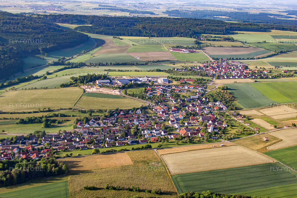 Luftbild: Ortsansicht der Straßen und Häuser der Wohngebiete im Ortsteil Dietingen in Blaustein im Bundesland Baden-Württemberg in Deutschland. Foto: IMG_67161.jpg vom 08.06.2014 durch Werner Riehm/FLY-FOTO.de