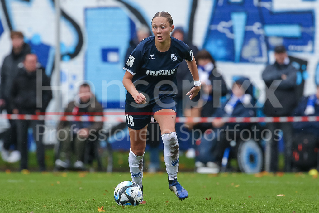 Fussball, 2. Frauen-Bundesliga, Hamburger SV - SC Sand | v.li.: Ronja Schär (Schaer, SC Sand, 13) am Ball, Freisteller, Einzelbild, Ganzkörper, Aktion, Action, Spielszene, DIE DFB-RICHTLINIEN UNTERSAGEN JEGLICHE NUTZUNG VON FOTOS ALS SEQUENZBILDER UND/ODER VIDEOÄHNLICHE FOTOSTRECKEN. DFB REGULATIONS PROHIBIT ANY USE OF PHOTOGRAPHS AS IMAGE SEQUENCES AND/OR QUASI-VIDEO.
