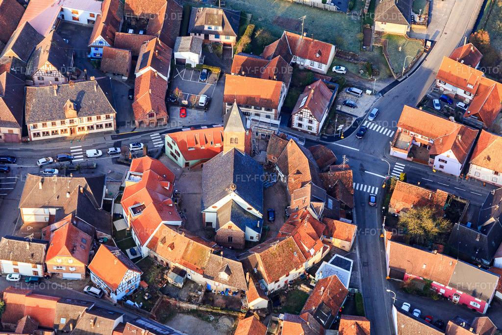Luftbild: von einem Häuserring umgebenen lutherisch-protestantischen Wehrkirche im Dorfkern in Dossenheim-sur-Zinsel im Bundesland Bas-Rhin in Frankreich.Foto: IMG_105327.jpg vom 25.03.2018 durch Werner Riehm/FLY-FOTO.deAuflösung des Originals: 5253 x 3502 px
