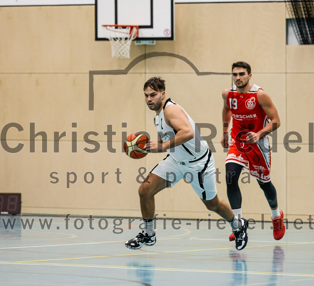 2022-12-03_058_TSV_Vaterstetten_gegen_TG_Landshut | Vaterstetten, Deutschland, 03.12.2022:
Basketball, Bayernliga Herren Südost 2022 / 2023, 7. Spieltag, TSV Vaterstetten gegen TG Landshut, Endergebnis: 71:78

Christian Balszuweit (TSV Vaterstetten, #2),  (TG Landshut, #19)

Foto: Christian Riedel / fotografie-riedel.net