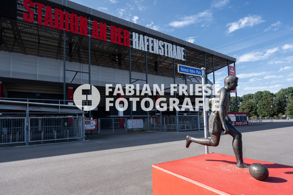 Rot-Weiss Essen; 3. Liga, Media Day 2026/2027, Foto: Eibner-Pressefoto/Fabian Friese | Helmut Rahn Statue vor dem Stadion,Rot-Weiss Essen; 3. Liga, Media Day 2026/2027, Foto: Eibner-Pressefoto/Fabian Friese - Realisiert mit Pictrs.com